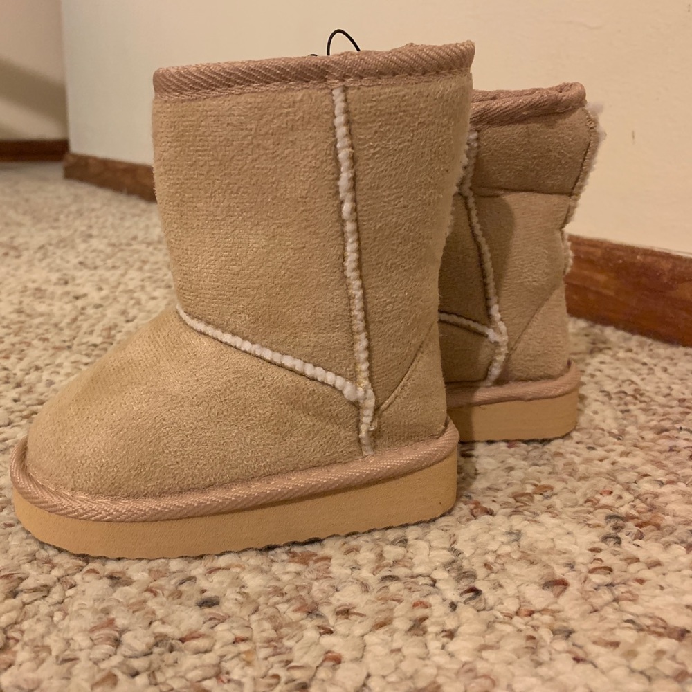Brand new with tags toddler size 5 winter boots